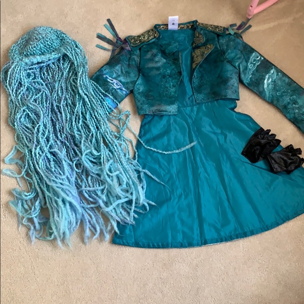 Uma Costume and Wig